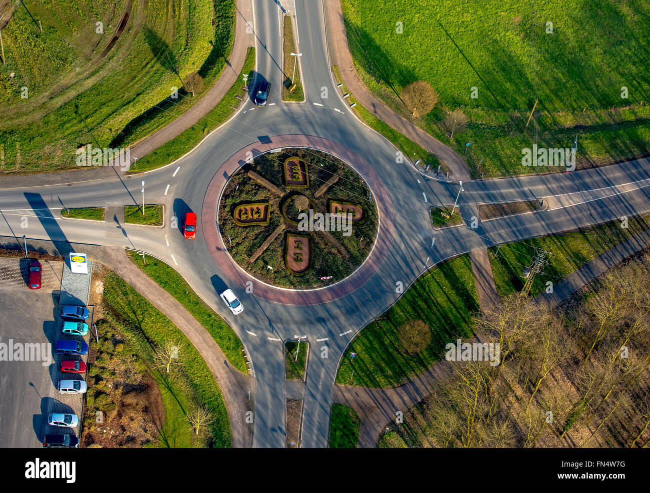 Luftaufnahme, Kreisverkehr mit Hohlraum Platte, Lidl Breels Hahner Feld zurück, Niederrhein, Nordrhein-Westfalen, Deutschland Stockfoto