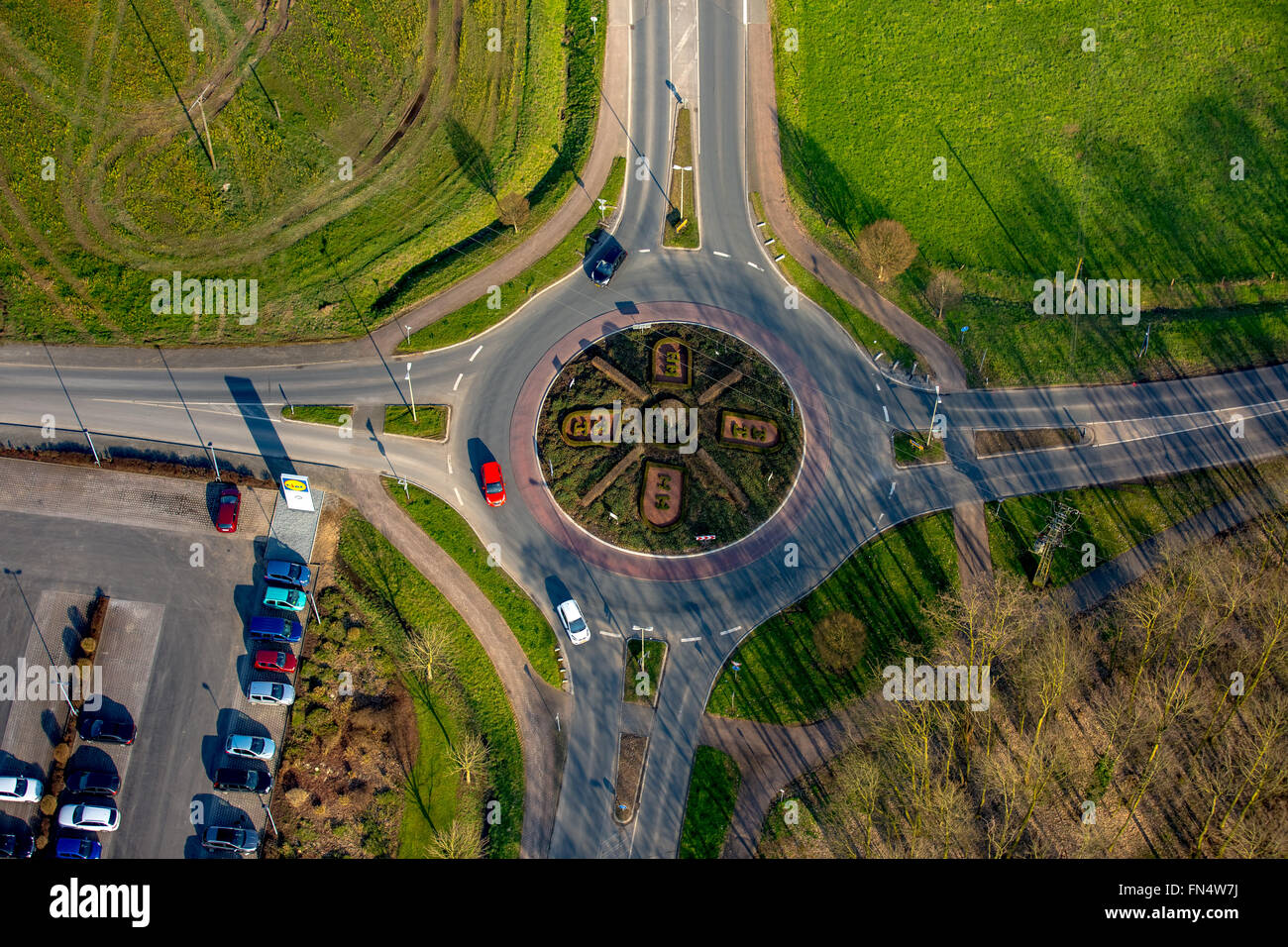 Luftaufnahme, Kreisverkehr mit Hohlraum Platte, Lidl Breels Hahner Feld zurück, Niederrhein, Nordrhein-Westfalen, Deutschland Stockfoto