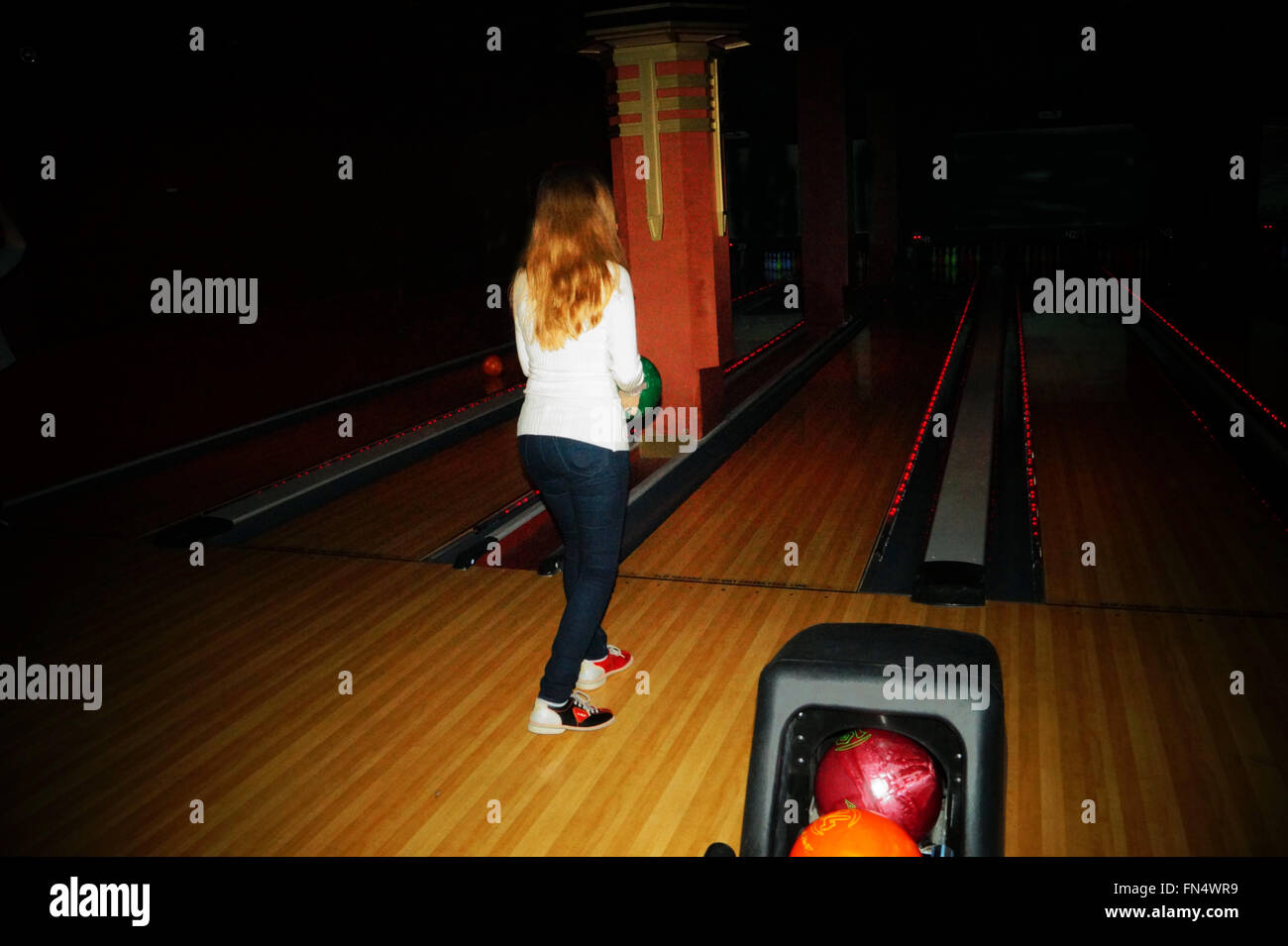 Ein Mädchen, bowling. Stockfoto