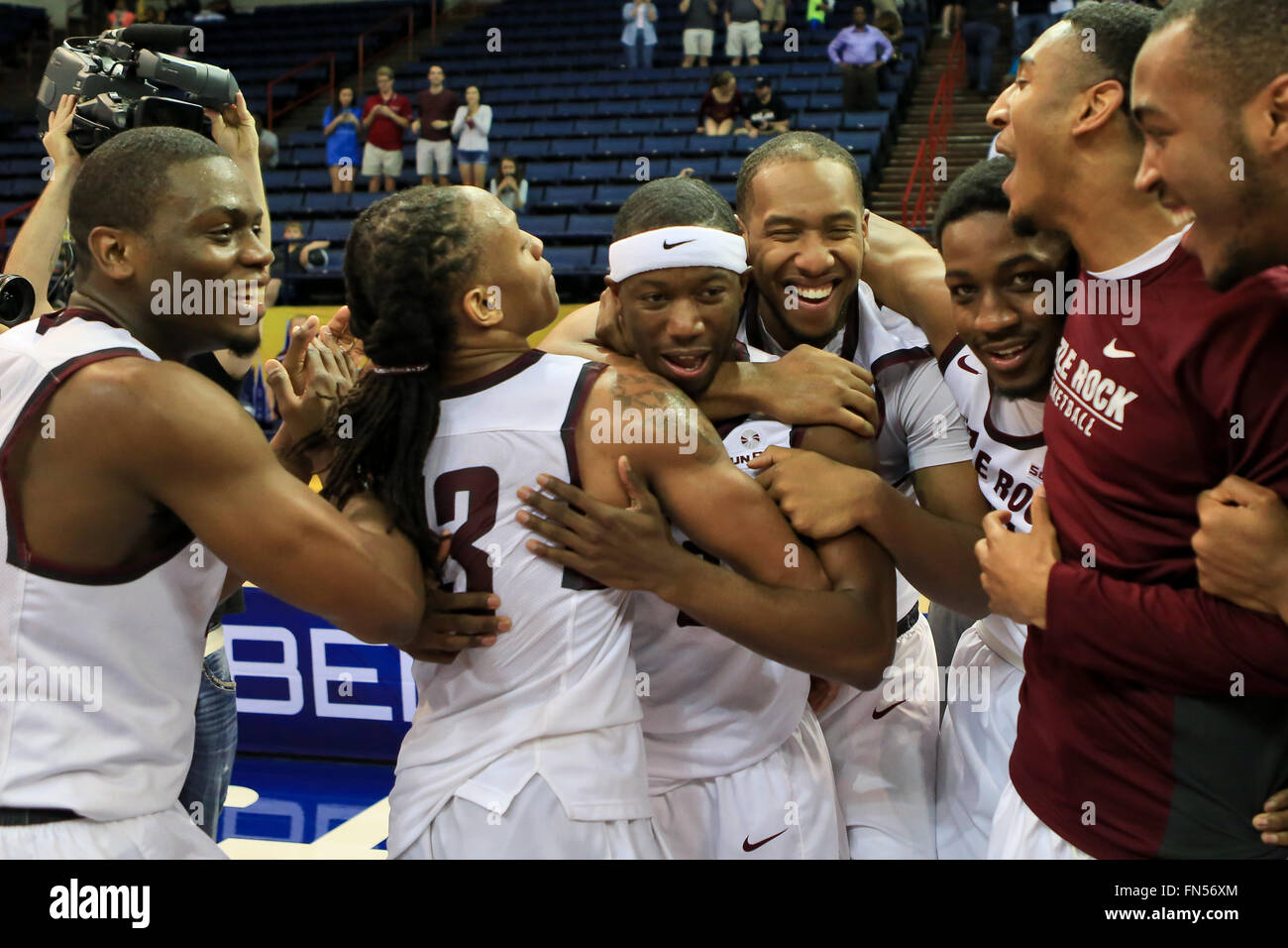 New Orleans, Louisiana, USA. 13. März 2016. Little Rock-Teamkollegen feiern die 2016 Sunbelt Conference Meisterschaft Endspiel zwischen Little Rock Trojaner und UL Monroe Warhawks in UNO Lakefront Arena in New Orleans, Louisiana statt. Steve Dalmado/CSM/Alamy Live-Nachrichten Stockfoto