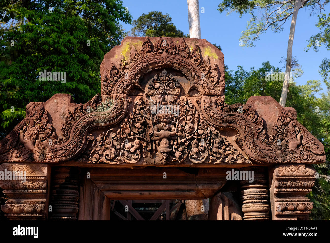 Hindu Gott Vishnu die Form von Narasimha Dämon Prinz Hiranyakashipu zu zerstören. Rosa Tempel, Siem Reap, Kambodscha Stockfoto