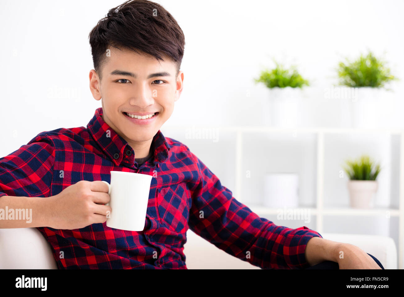 glücklich Jüngling entspannen auf dem sofa Stockfoto