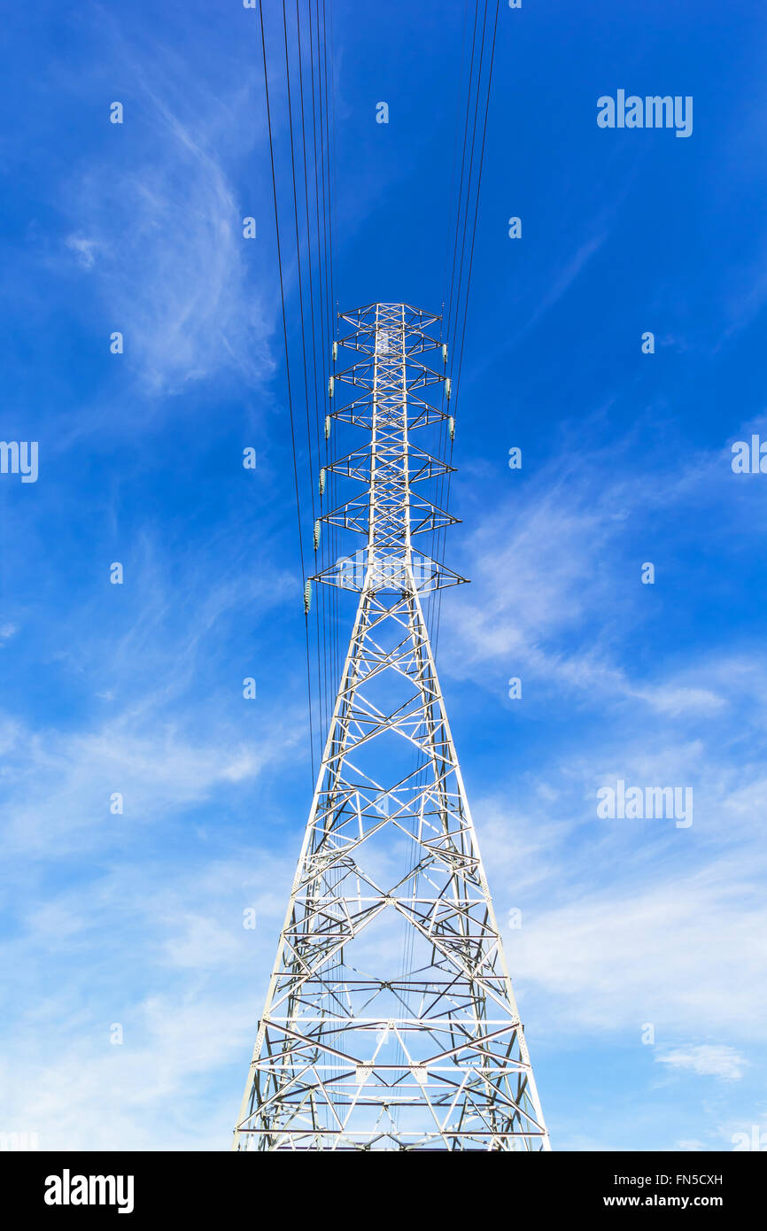 Electric Sendemast mit Cloud und blauen Himmelshintergrund Stockfoto