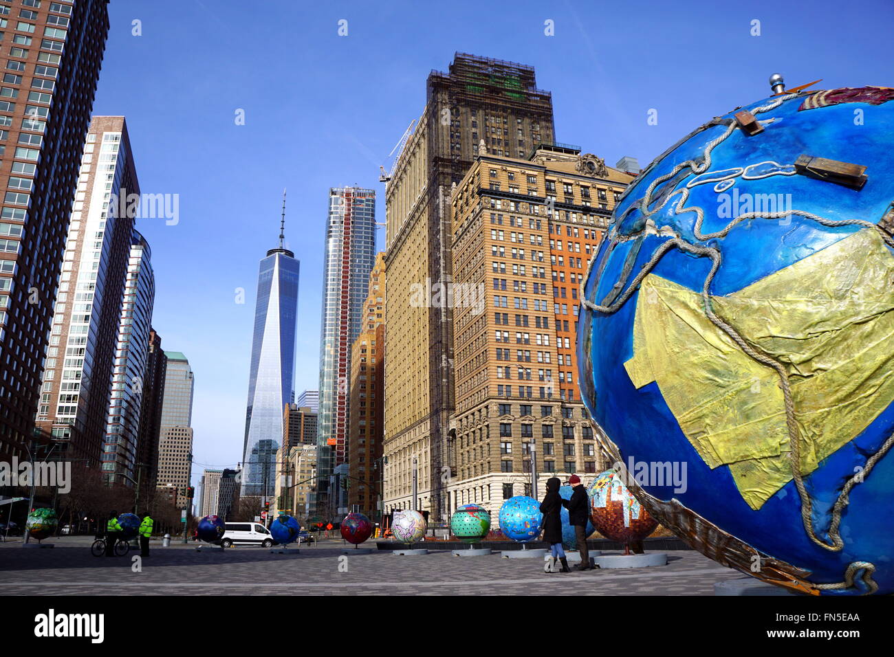 Cool Globes Ausstellung mit One World Trade im Hintergrund, Battery Park City, New York City, NY, USA Stockfoto