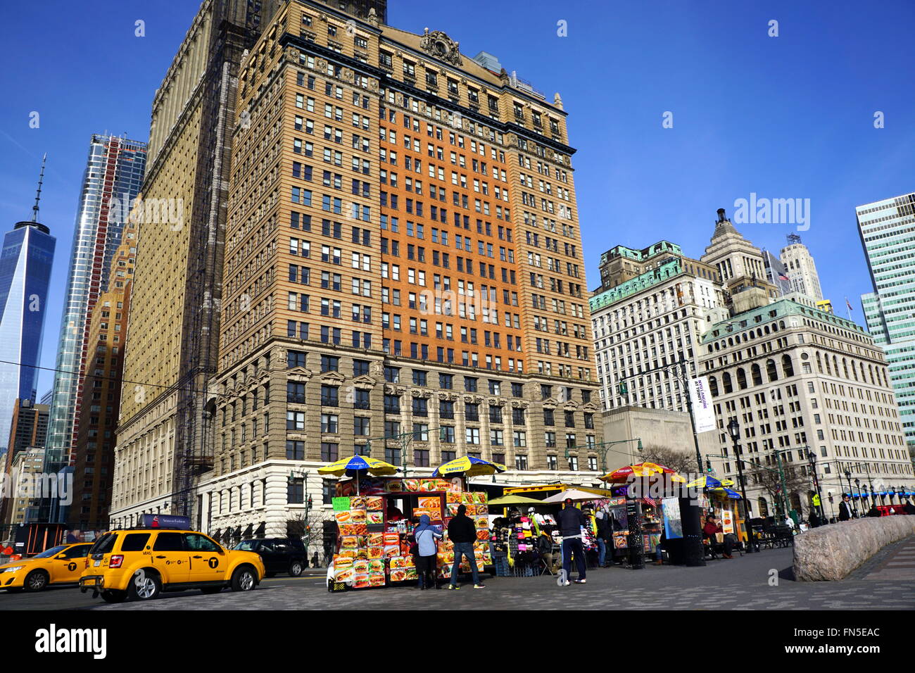 New York City Street Imbissstände und Wolkenkratzer, Battery Park, New York, NY, USA Stockfoto
