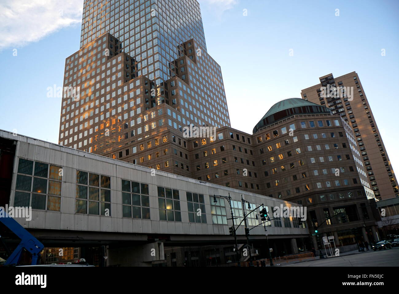 Bau des World Financial Centers erhöhten Gehweg, New York City, NY, USA Stockfoto