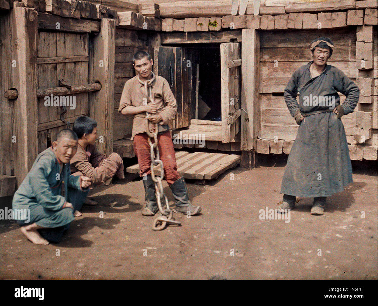 Ulaanbaatar, Mongolei, 1913, Gefangener in großen Ketten Stockfoto