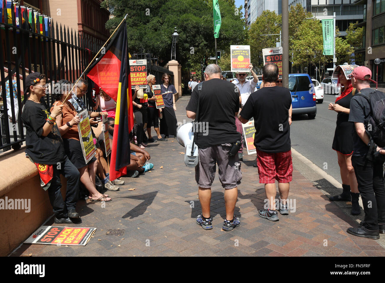 Sydney, Australien. 14. März 2016. Demonstranten versammelten sich vor dem Wähler Büro des australischen Premierministers Malcolm Turnbull auffordern die PM, Premier, Mike Baird, #standup4nature & #saveourtrees anzurufen. Im vergangenen Jahr unterzeichnete die Bundesregierung das historische Paris-Abkommen über den Klimawandel. Als Reaktion darauf ist die Regierung beschäftigt 20 Millionen Bäume quer durch Australien. In New South Wales, werden jedoch Hunderte von bedeutenden Bäume gefällt werden, Sydneys CBD/SE Light Rail Strecke weichen. Im gesamten Demonstranten sagen, dass 871 bedeutende Bäume betroffen sind. Bildnachweis: Richard Milnes/Alamy Live-Nachrichten Stockfoto