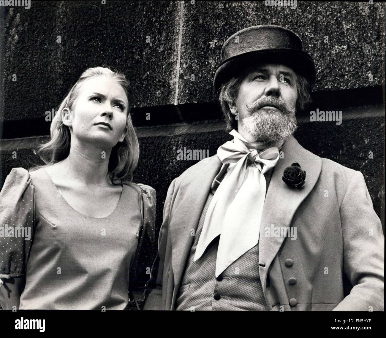 1968 - amerikanischen TV bringt Dickens zurück zu Leben In The London er liebte: Dickens (spielt in seinen besten Jahren von Sir Michael Redgrave und in seiner Jugend von Robin Ellis (25), die jetzt in "Rivalen". Haymarket Theatre) trifft ein junges Mädchen von heute Juliet Mills. Wie alle wahren Fantsies erhalten sie im Gespräch und der berühmte Schriftsteller zeigt ihr Wahrzeichen der solche Romane wie "Oliver Twist", er nimmt sie zurück in der Zeit. Dies ist das Thema von einer einstündigen Fernsehen Farbfilm gemacht für amerikanische ABC Network in den USA im Dezember dieses Jahres gezeigt werden. Der Film wird unter der Regie von Schauspieler Barry Morse (von "Flüchtling" Fame) ein Stockfoto