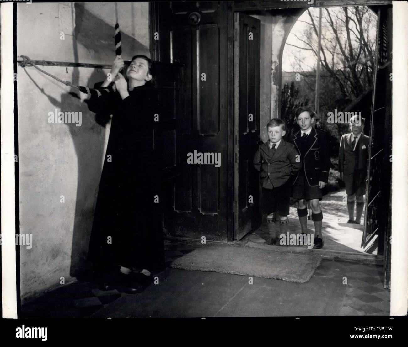 1958 - Kindergottesdienst: The Little Boy Glöckner: als die Kinder beginnen, an der Porish Kirche zu kommen, sagt St. Paul Ray, für den Nachmittag Kindergottesdienst, junge Pat Kerry, die Glocke. Er trägt einen schwarzen Sscok und späteren Zeichen im Chor. Rson nimmt A Rücksitz während diese Kinder Cnduct ihre eigene Kirche Dienstleistungen am Sonntag: Sonntag Nachmittag bietet eine kurze Atempause für hart arbeitete Parson der Pfarrkirche Sta Paul Cray (Kent), zwischen seinem anstrengenden Vormittag und den Abendgottesdienst, früher er die üblichen Kinder Gottesdienst. Heute kann er sitzen Rücken und Confi Stockfoto