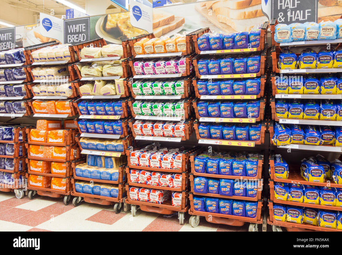 Brot in Tesco-Supermarkt. UK Stockfoto