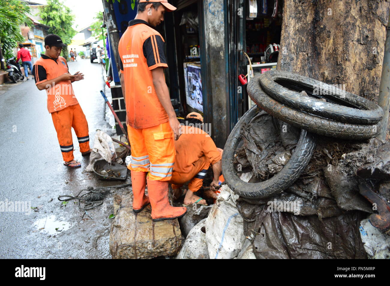 Hausmeister Reinigung der Kanalisation, Jakarta, Indonesien Stockfoto