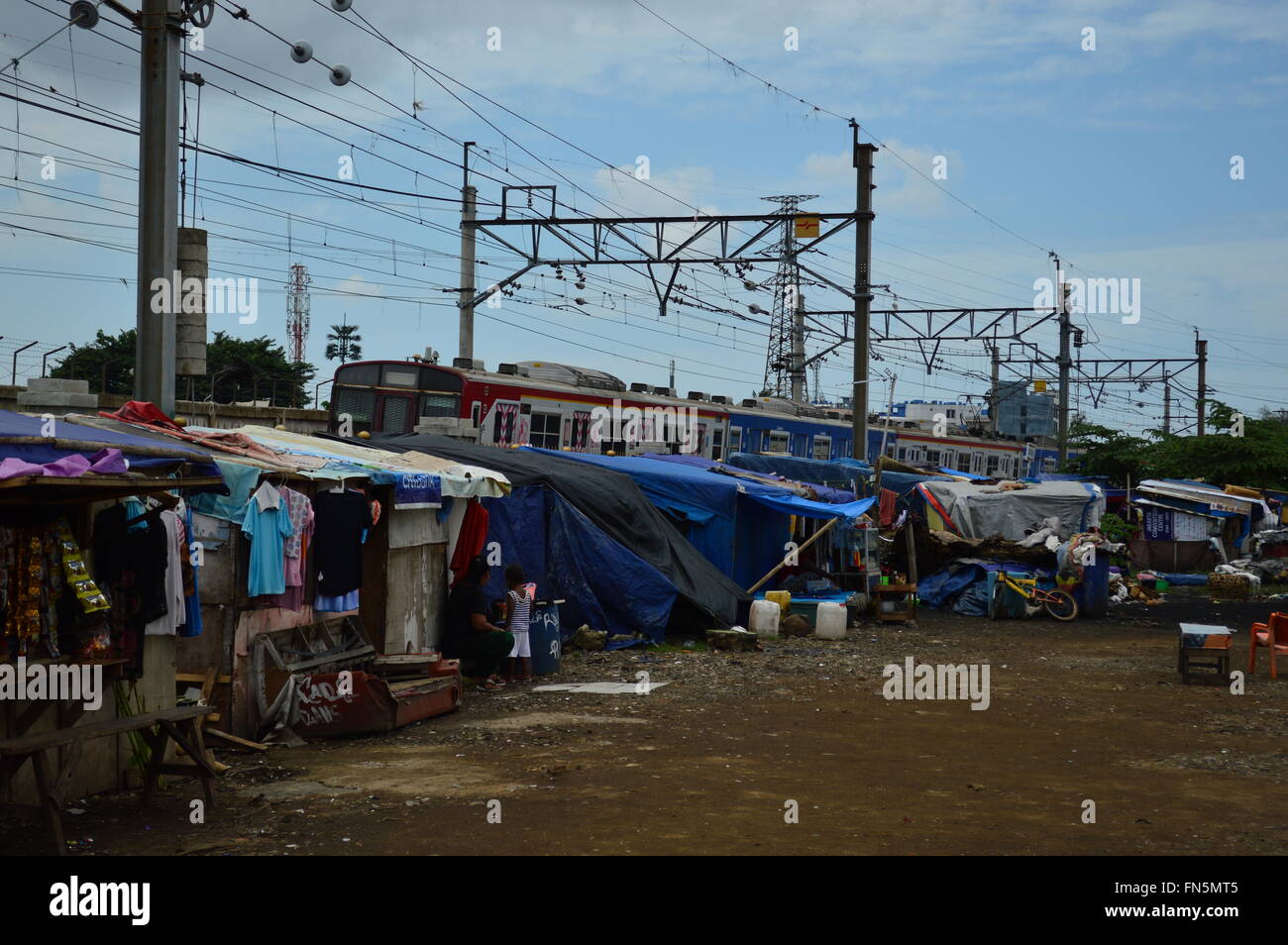 Leinwand als Dach der Slum-Haus mit hohen Wolkenkratzern hinter, Jakarta, Indonesien Stockfoto