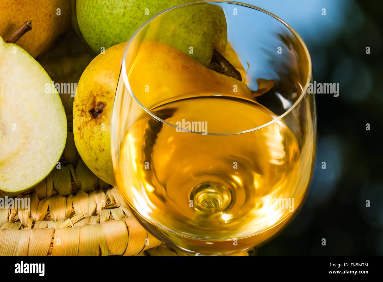 Reife saftige appetitlich Birnen und Glas Wein auf Spiegel-Hintergrund Stockfoto