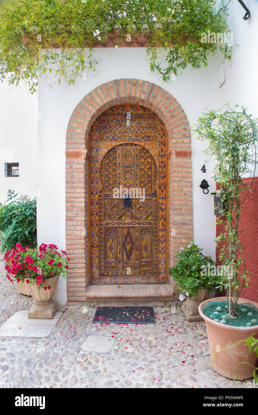 GRANADA, Spanien - 30. Mai 2015: Die Tür des Hauses im Mudejar-Stil. Stockfoto