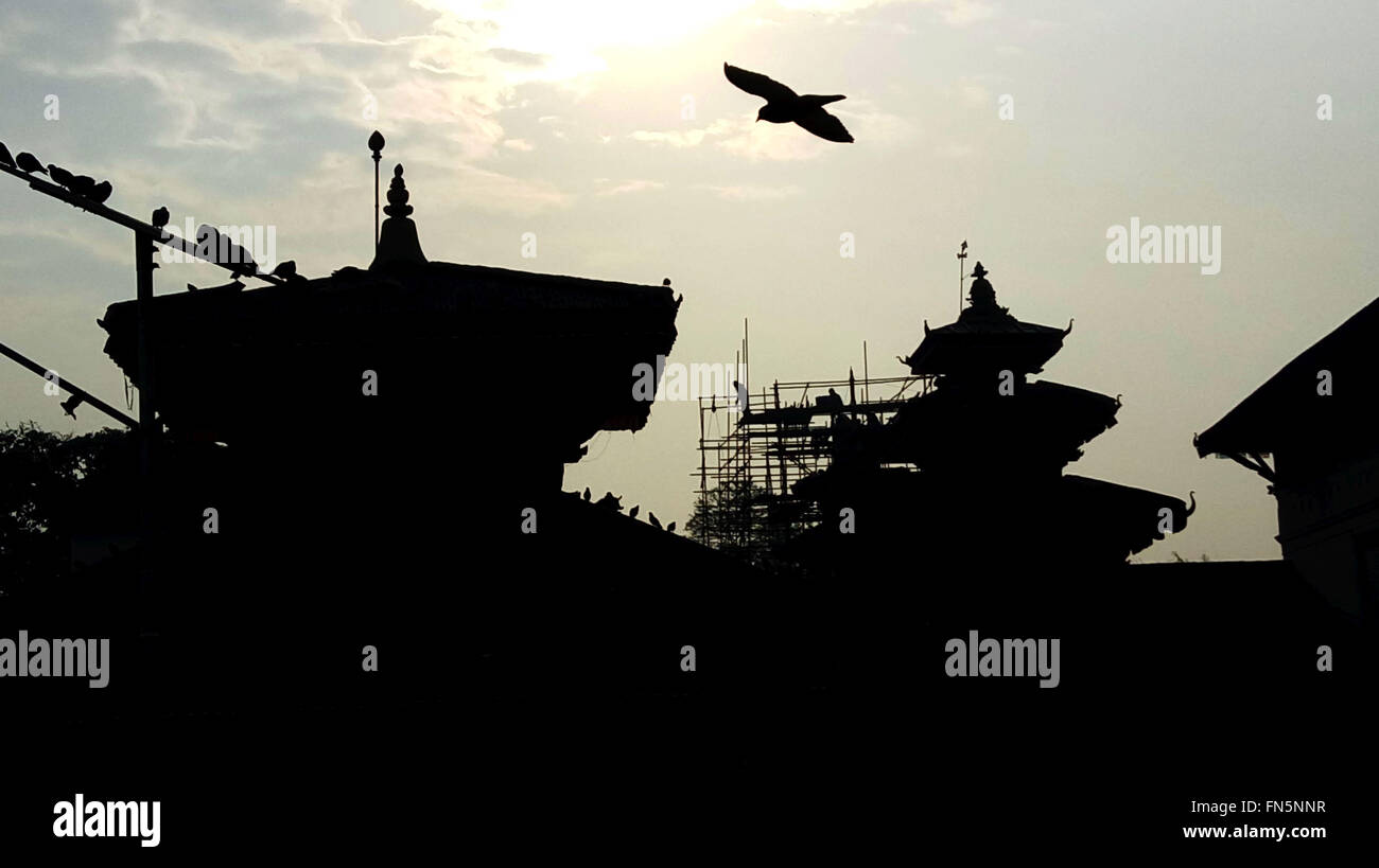 Kathmandu. 14. März 2016. Foto aufgenommen am 14. März 2016 zeigt den Wiederaufbau Standort eines beschädigten Tempels auf dem Gelände des Hanumandhoka Durbar Square in Kathmandu, Nepal. Die Hanumandhoka Durbar Square hatten viele der historischen Tempeln während der letztjährigen Erdbeben verloren. © Sunil Sharma/Xinhua/Alamy Live-Nachrichten Stockfoto