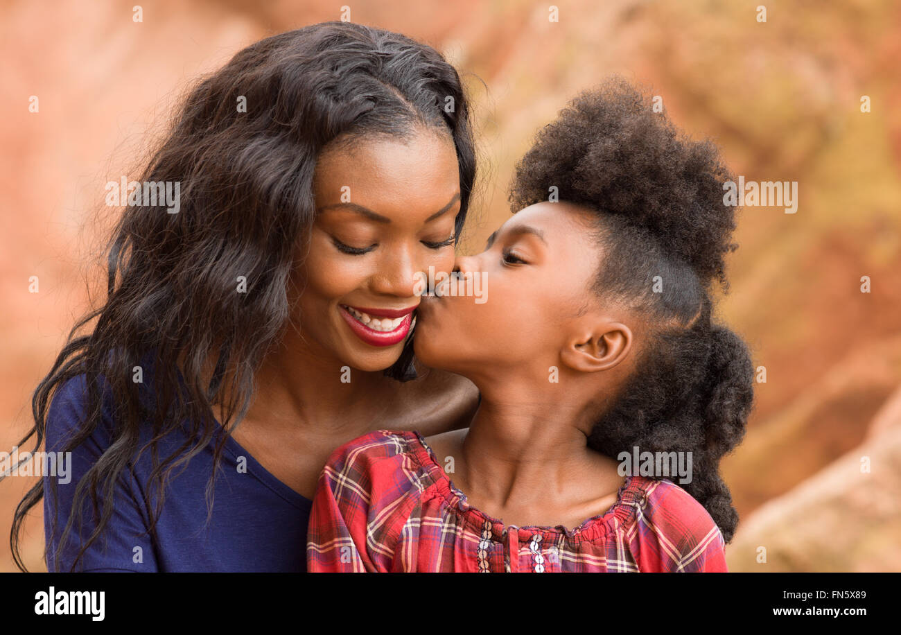 Glückliche Mutter und Kind Zeit miteinander zu verbringen Stockfoto