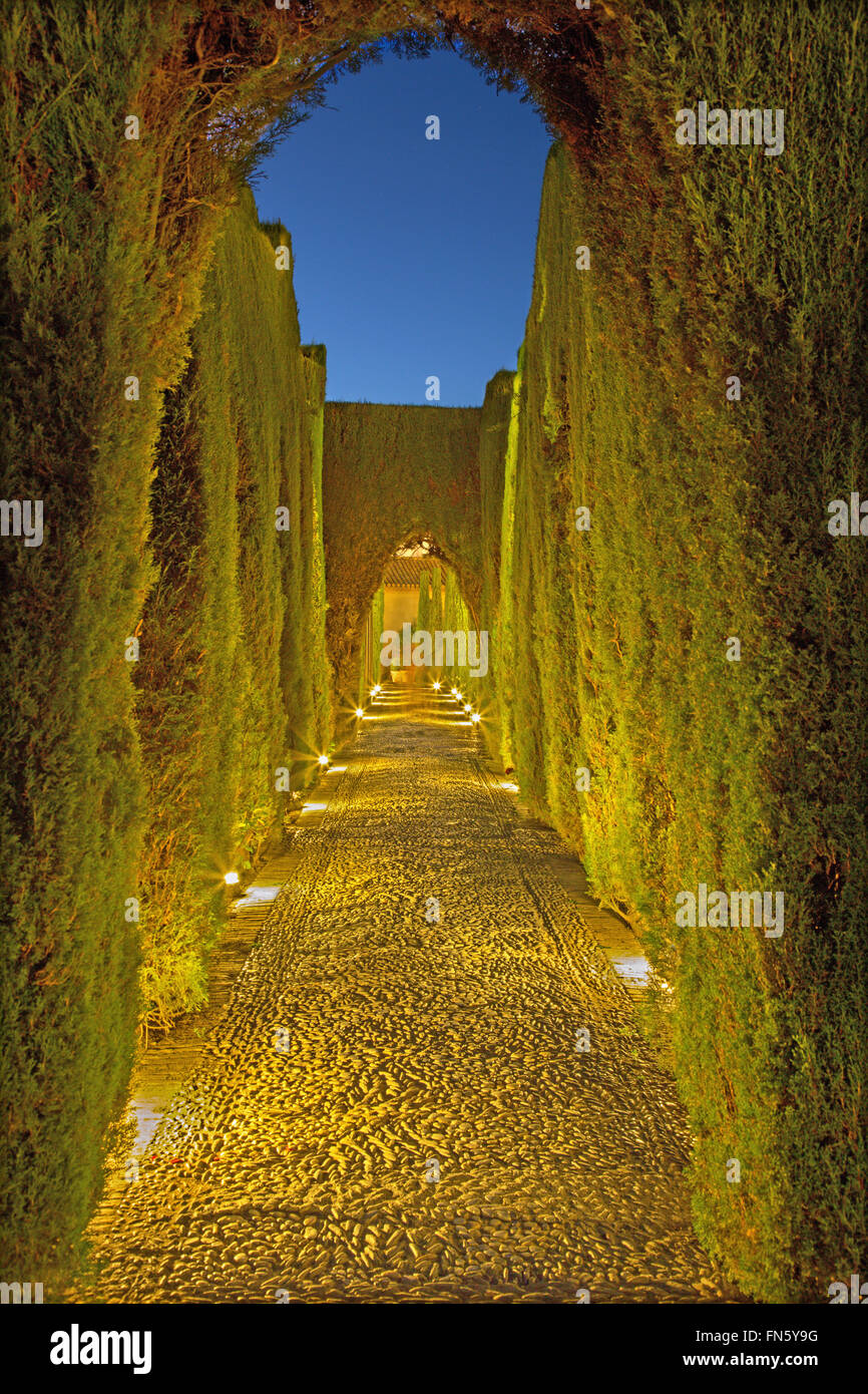 GRANADA, Spanien - 30. Mai 2015: Der Generalife Gärten der Alhambra-Palast in der Abenddämmerung. Stockfoto