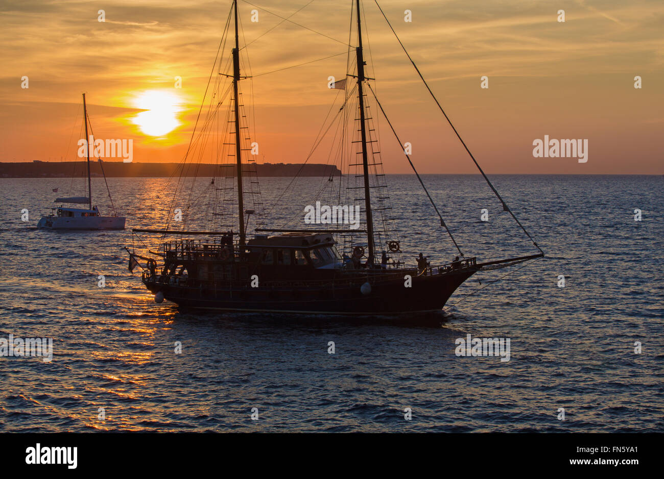 Santorin, Griechenland - 5. Oktober 2015: Die Sailer Silhouette bei Sonnenuntergang. Stockfoto