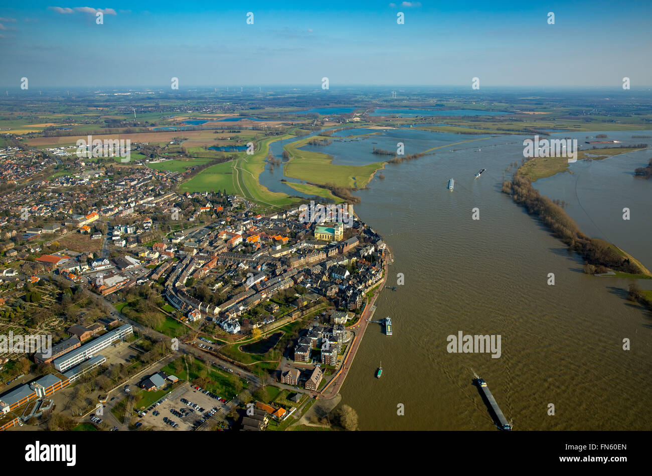 Luftaufnahme, Blick auf den Rhein bei Rees mit Pfarrkirche St. Assumption Catholic in der Innenstadt von Rees, Rees, Rheinschifffahrt, Stockfoto