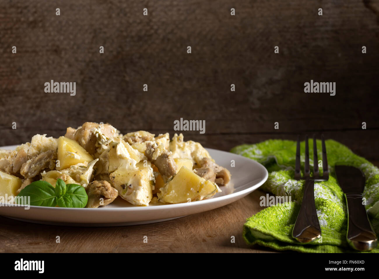 Kartoffelgratin mit Sahne, Käse und Huhn Fleisch auf hölzernen Hintergrund mit Textfreiraum Stockfoto