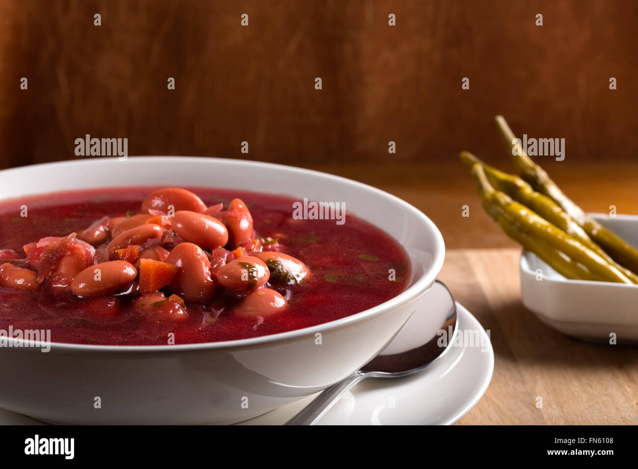 Rumänische traditionelle rote Bete Suppe mit Bohnen Stockfoto