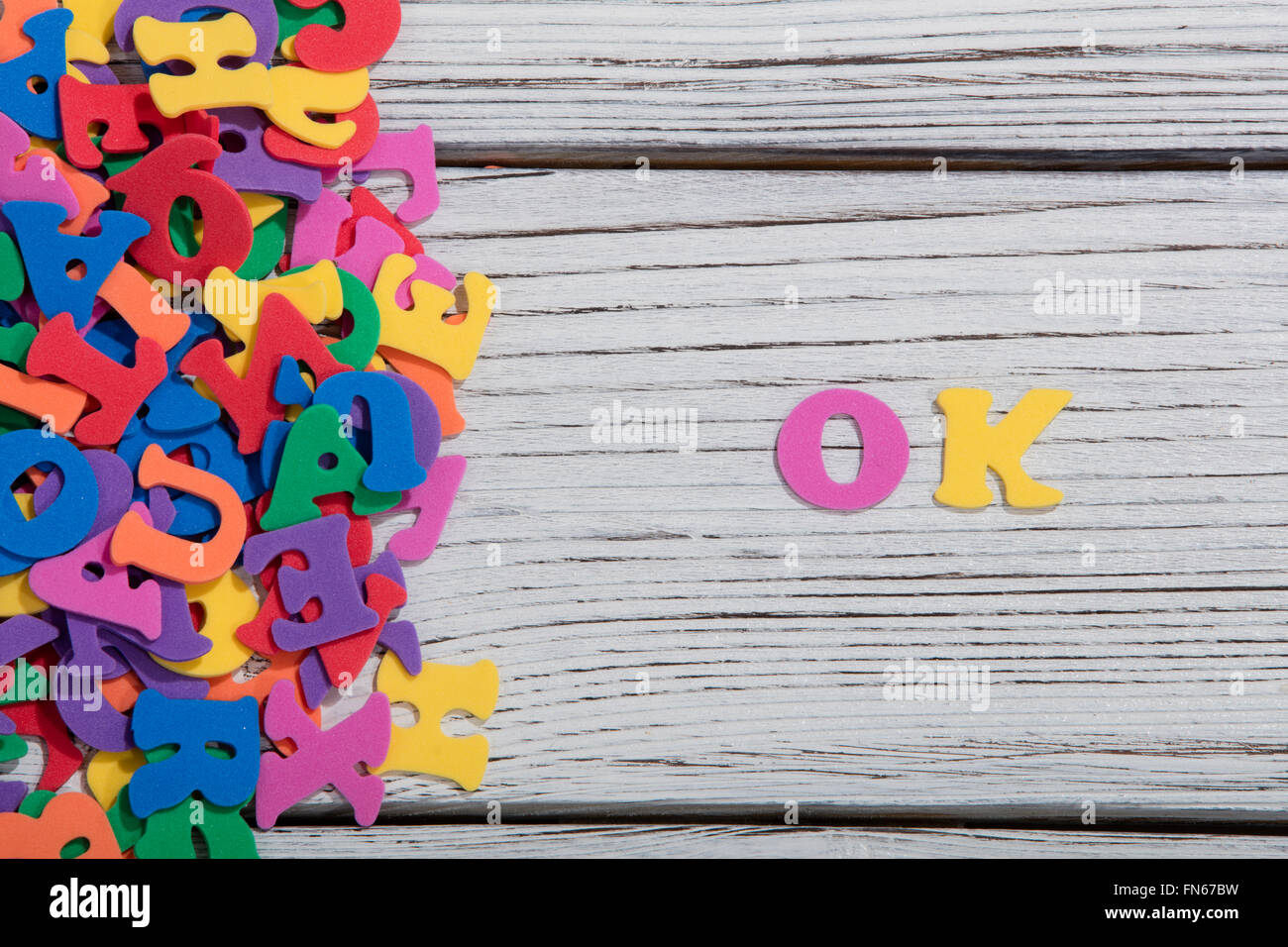 bunte Wörter auf weißem Holz Hintergrund Stockfoto