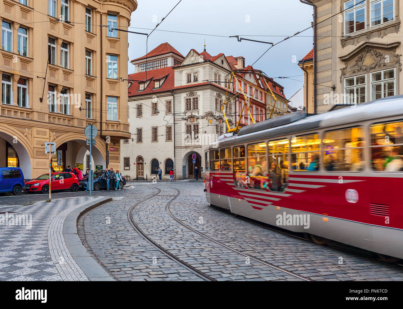 Straßenbahn in der Altstadt von Prag übergeben. Stockfoto