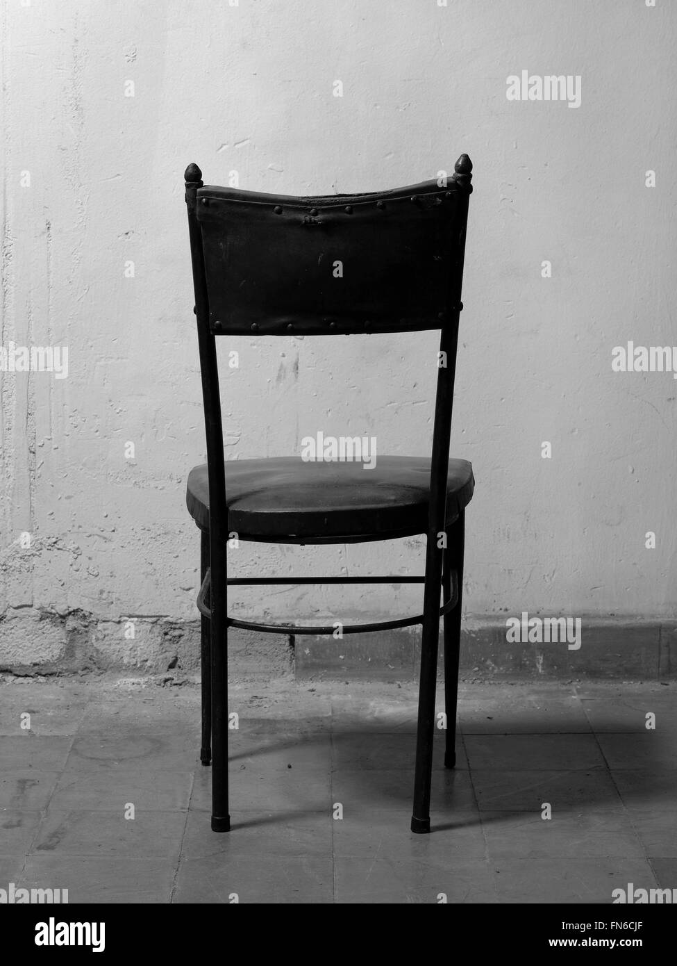 Alten Stuhl in einem schmutzigen Zimmer. Schwarz / weiß-Ton. Hochformat Stockfoto