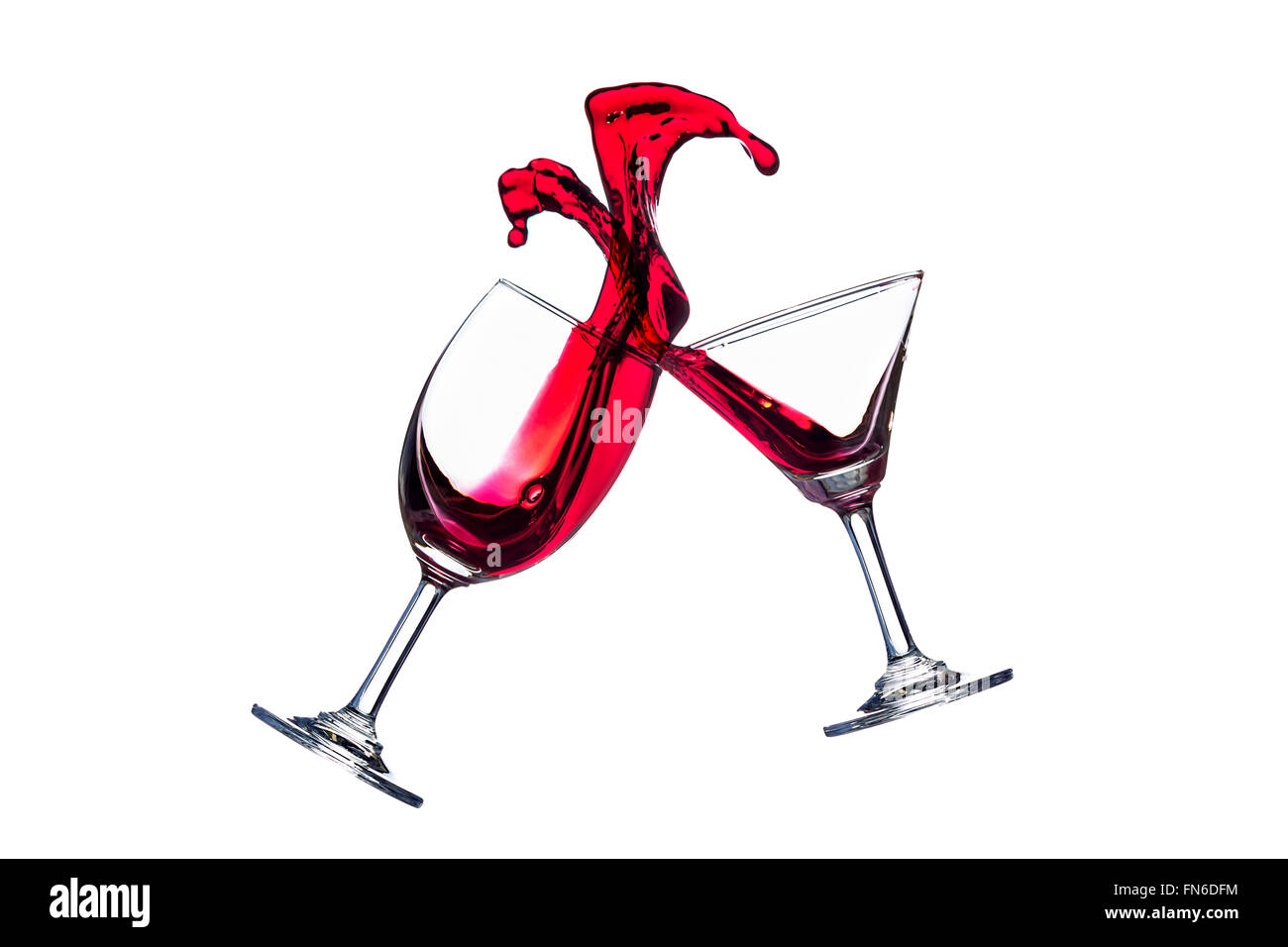 Rot Wein anstoßen auf weißem Hintergrund isolieren Stockfoto