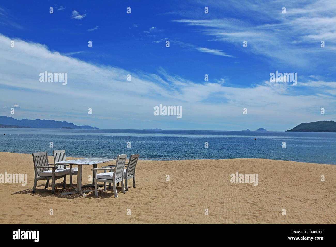 Stühle und Tisch am Strand von Nha Trang, Vietnam Stockfoto