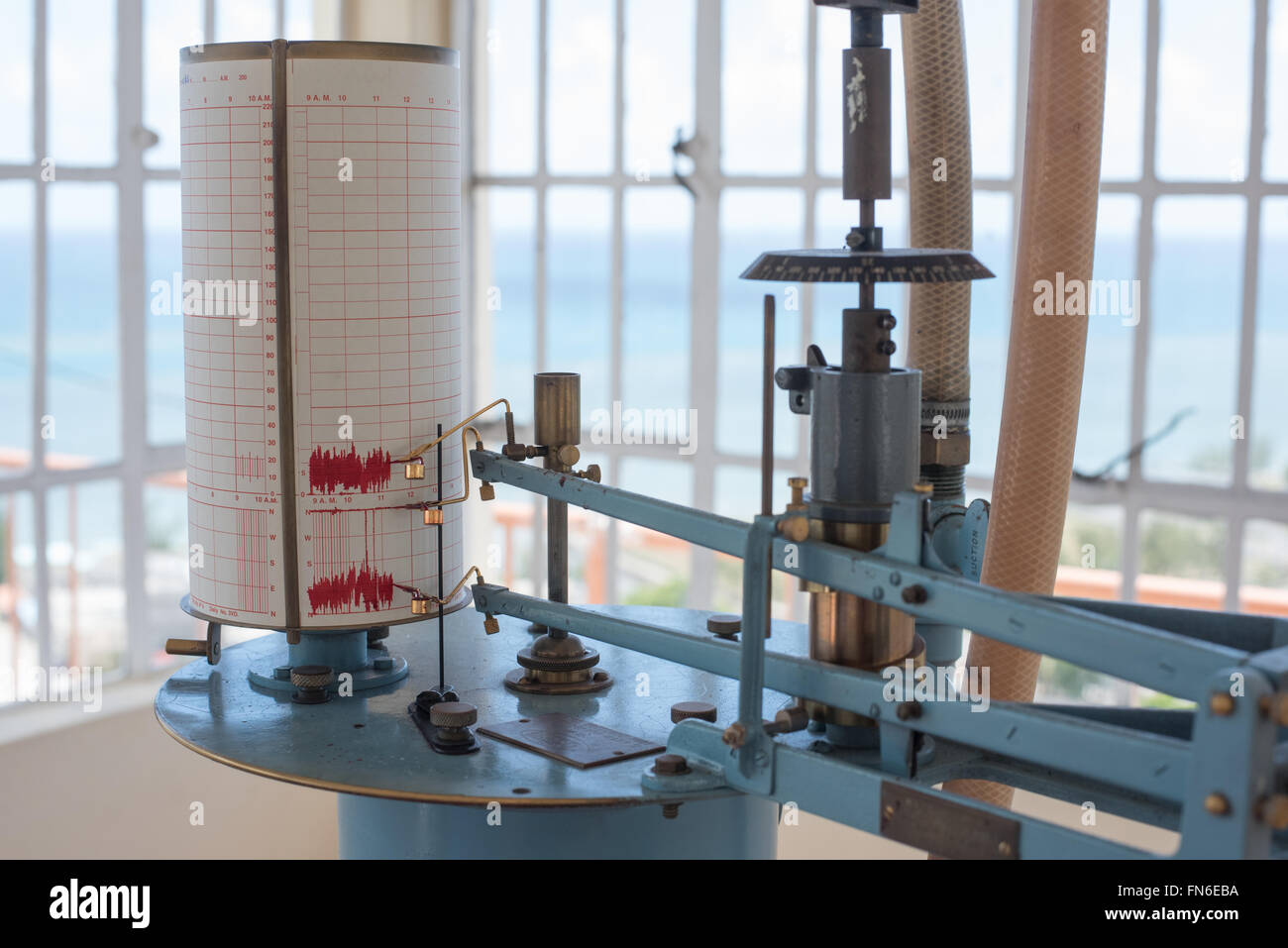 Alte mechanische Flügel messen Druck Windgeschwindigkeit und-Richtung mit roter Tinte auf Papier Stockfoto