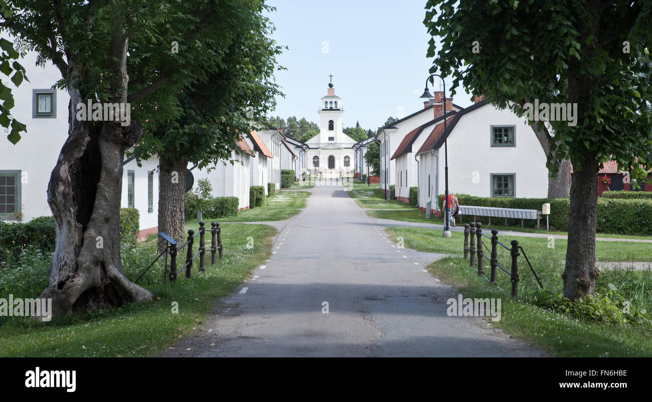 FORSMARK, SCHWEDEN AM 25. JUNI 2013. Blick auf die Hauptstraße um die Kirche. Kirche am Ende, nicht identifizierte Personen. Redaktionelle Nutzung. Stockfoto