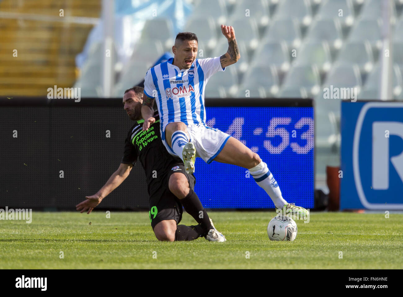 Pescara, Italien. 12. März 2016. Agostino Garofalo (Novara), Gianluca Lapadula (Pescara) Fußball: Italienische "Serie B" match zwischen Pescara 1-2 Novara im Stadio Adriatico-Giovanni Cornacchia in Pescara, Italien. © Maurizio Borsari/AFLO/Alamy Live-Nachrichten Stockfoto