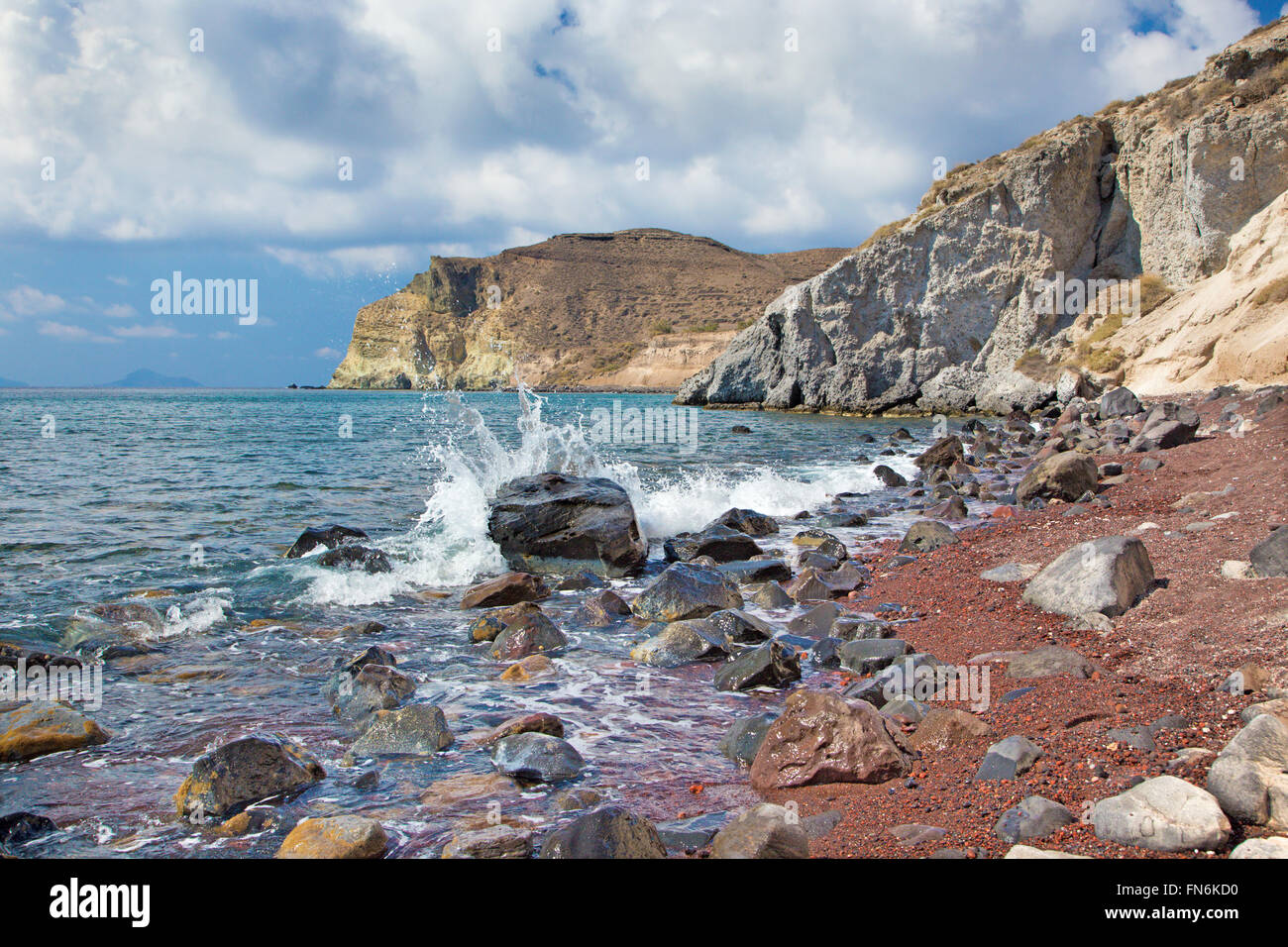 Santorini - die Wellen auf der rote Strand vom südlichen Teil der Insel. Stockfoto