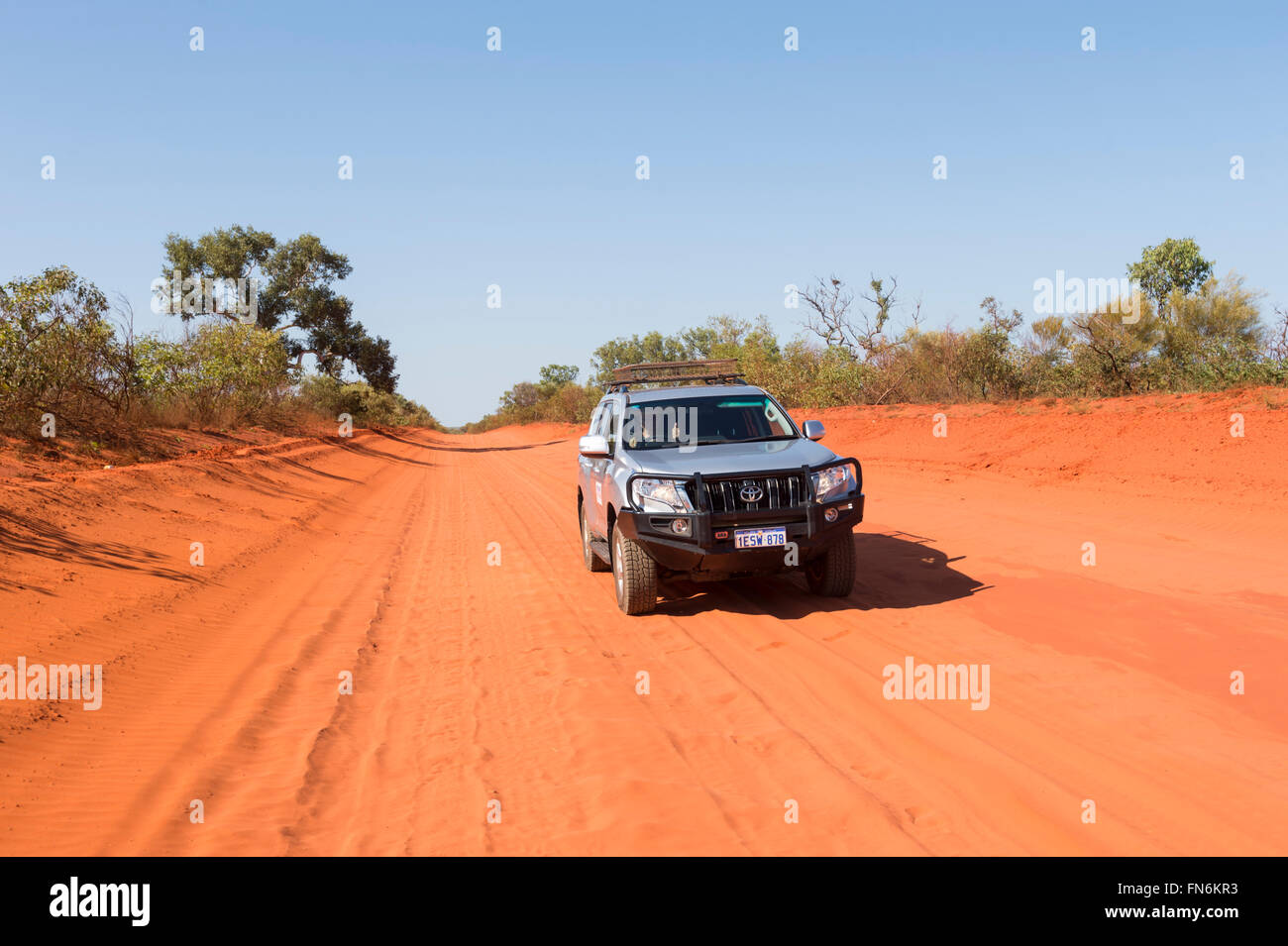 4 x 4 auf Wellpappe rot Feldweg nach Cape Leveque, Dampier Peninsula, Kimberley-Region, Western Australia, WA, Australien Stockfoto
