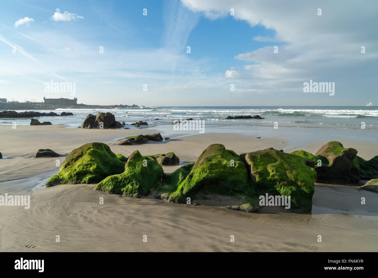 Strand am Küste des Atlantischen Ozean nahe Queijo Burg am Morgen, Porto, Portugal Stockfoto