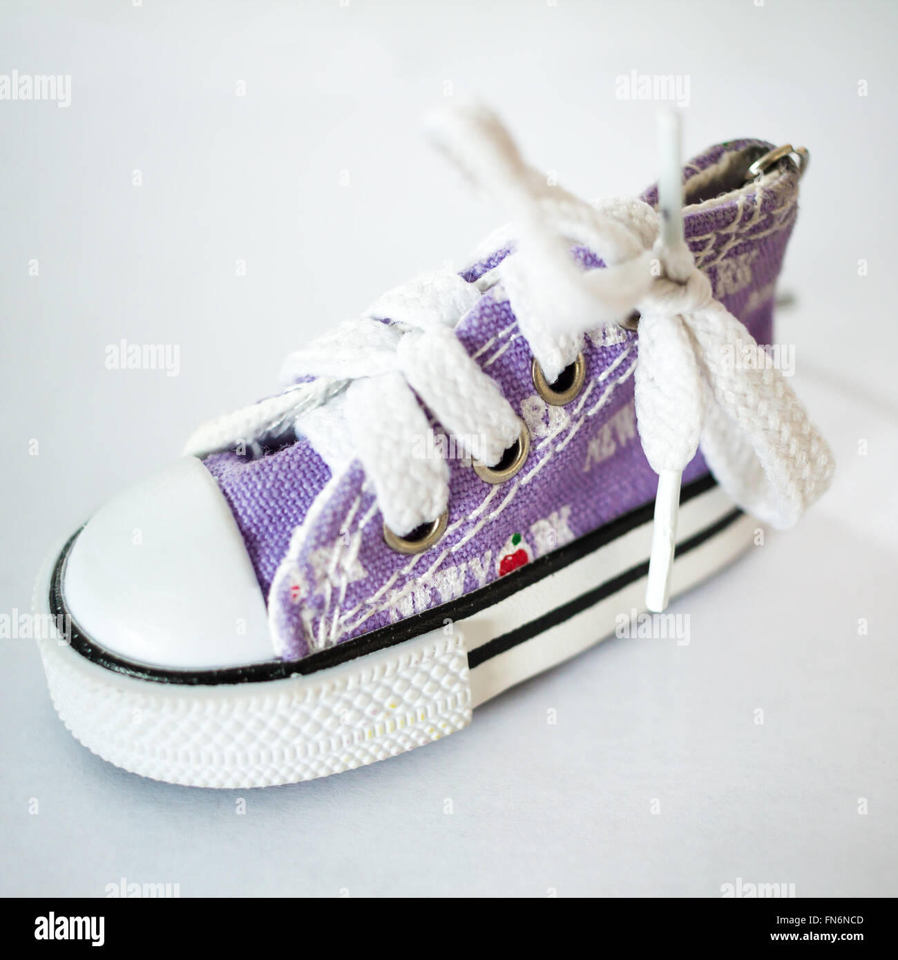 Miniatur eines lila Sneakers Stockfoto