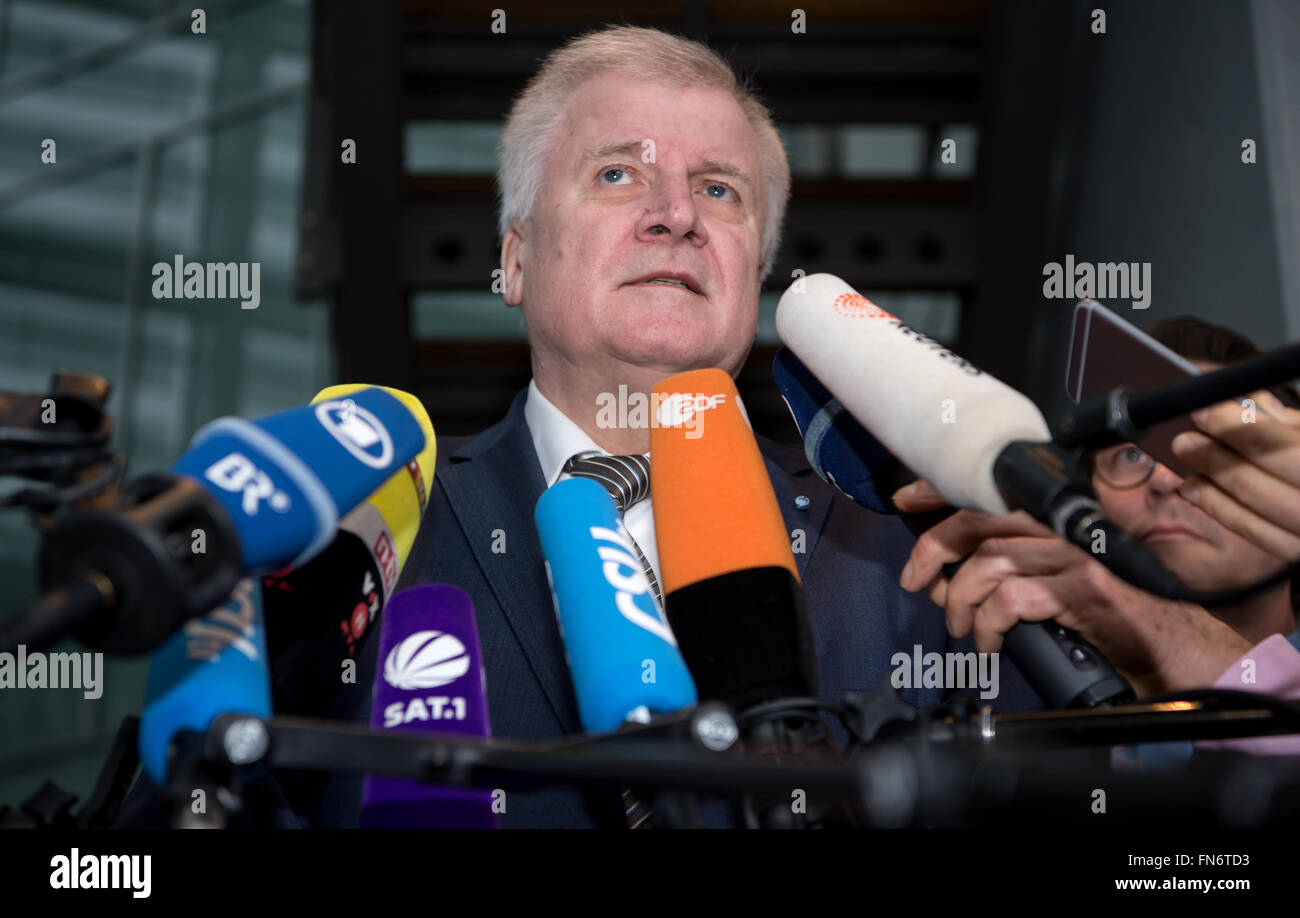 München, Deutschland. 14. März 2016. Der Premier von Bayern, Horst Seehofer (CSU) zu Journalisten vor dem Beginn der CSU Partei Vorstandssitzung in München, 14. März 2016 spricht. Foto: Sven Hoppe/Dpa/Alamy Live News Stockfoto