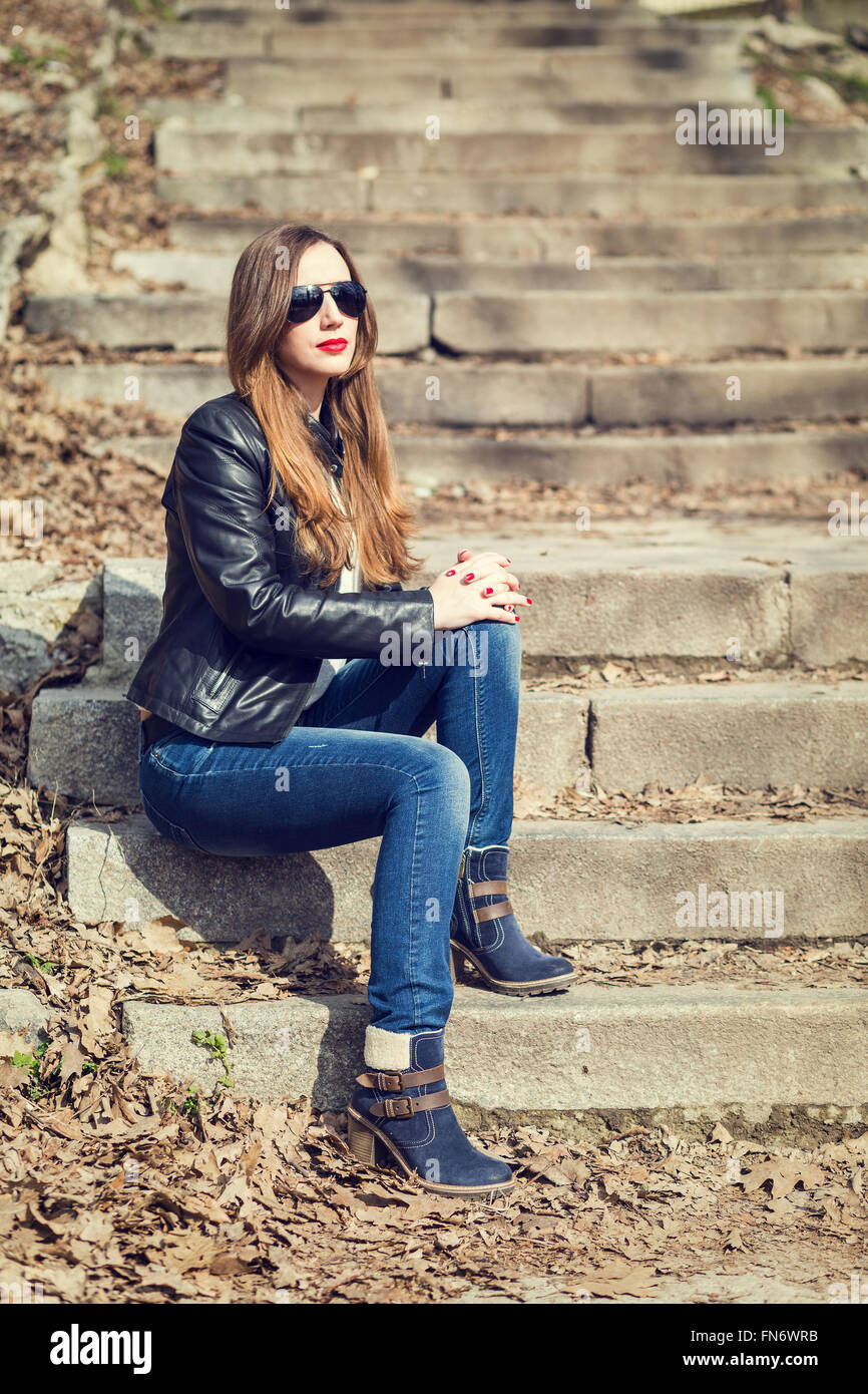 Junge Frau In Jeans Und Lederjacke Ruht Auf Der Park Treppe Attraktives Mädchen Mit Langen