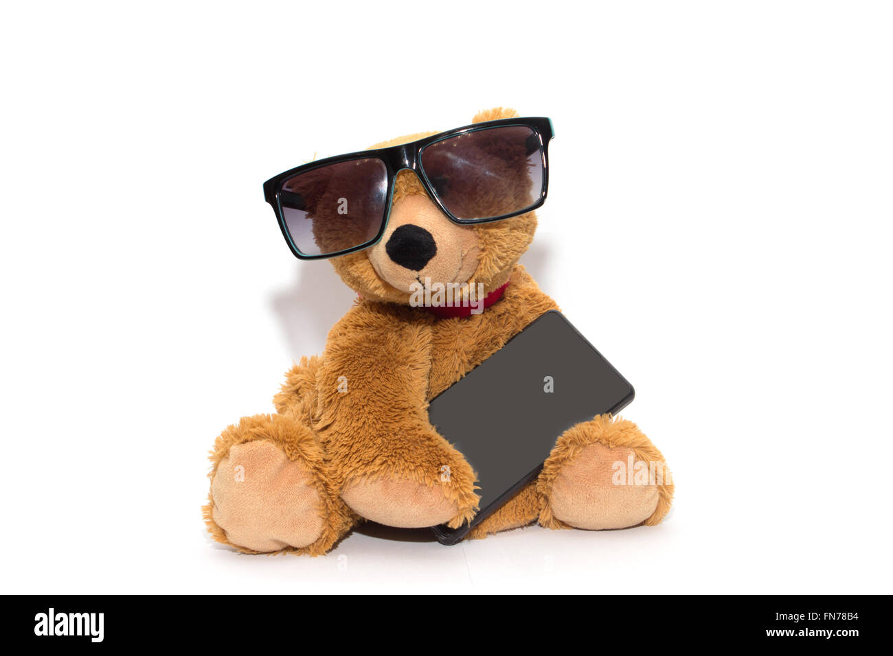 Cool Teddybär in Sonnenbrille mit Telefon isoliert Stockfoto