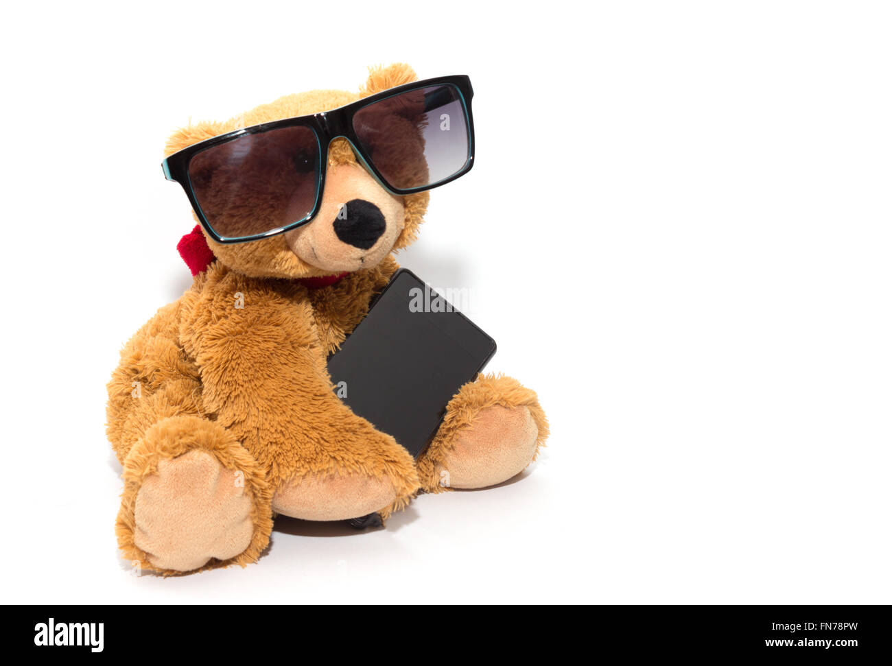 Cool Teddybär in Sonnenbrille mit Telefon isoliert Stockfoto