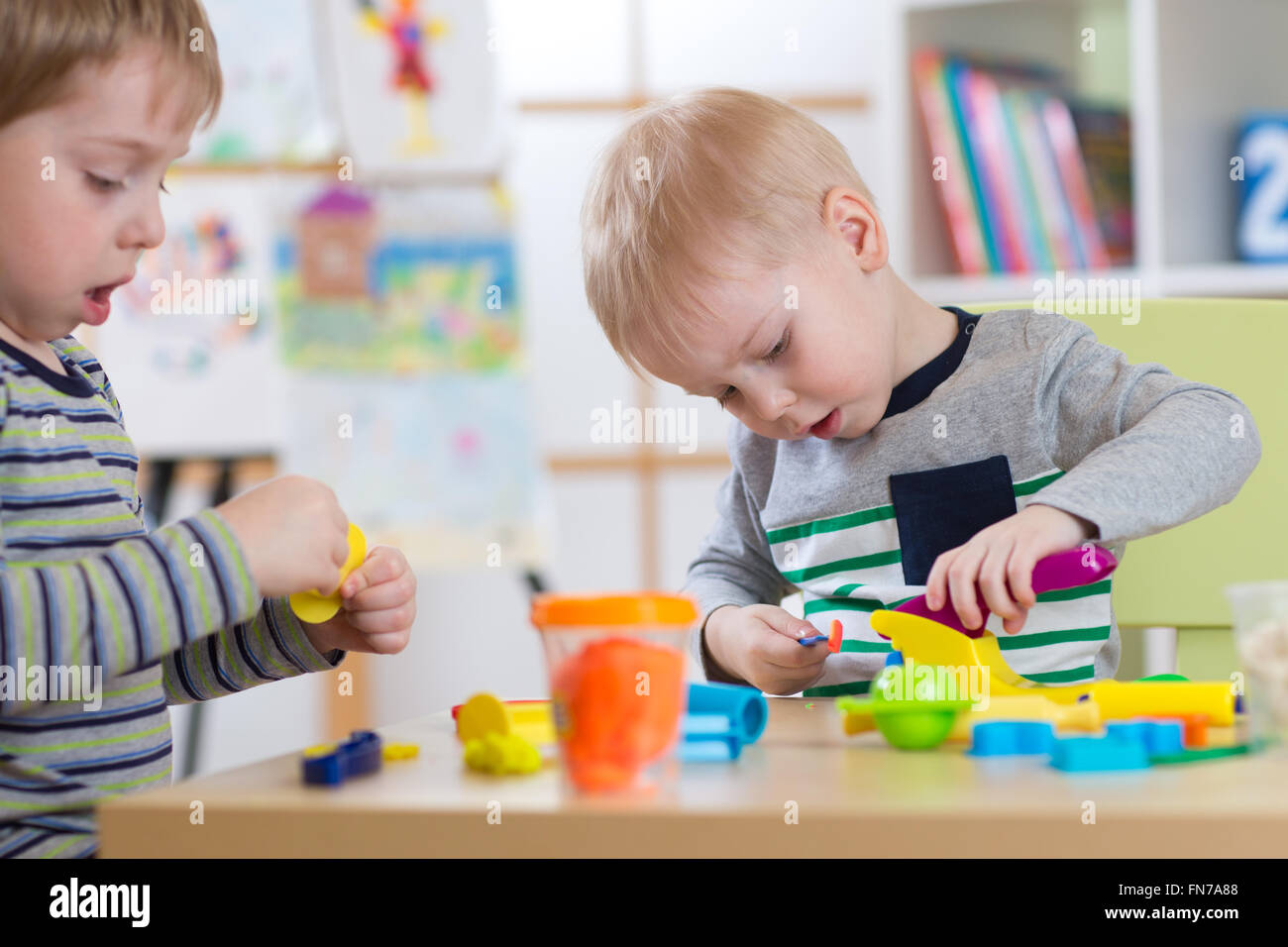 Kinder im Kindergarten oder Kindertagesstätte Modellierung Stockfoto