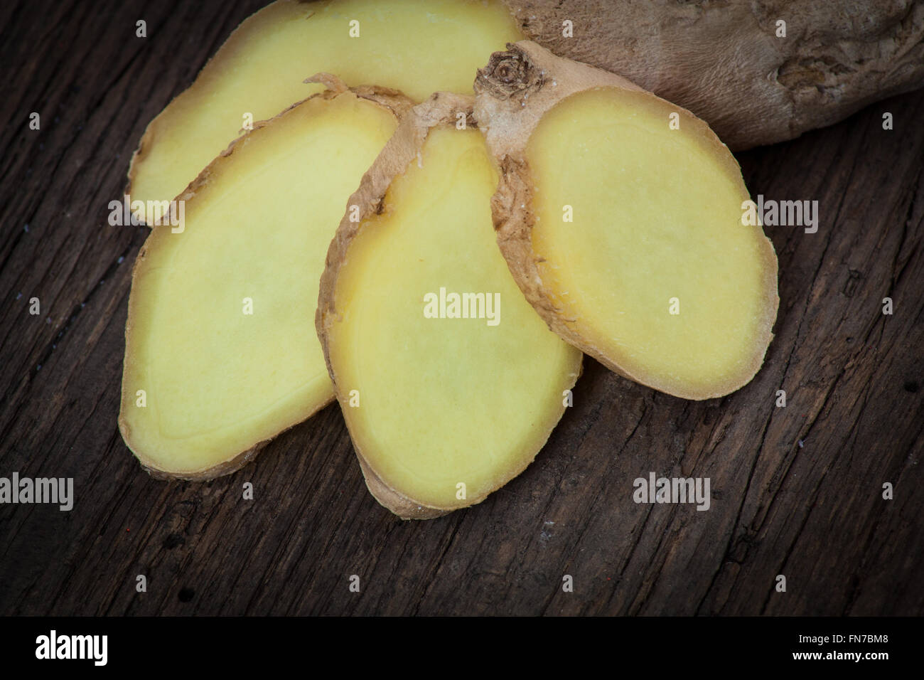 Fein geschnittenen Ingwer-Wurzel auf hölzernen Hintergrund Stockfoto