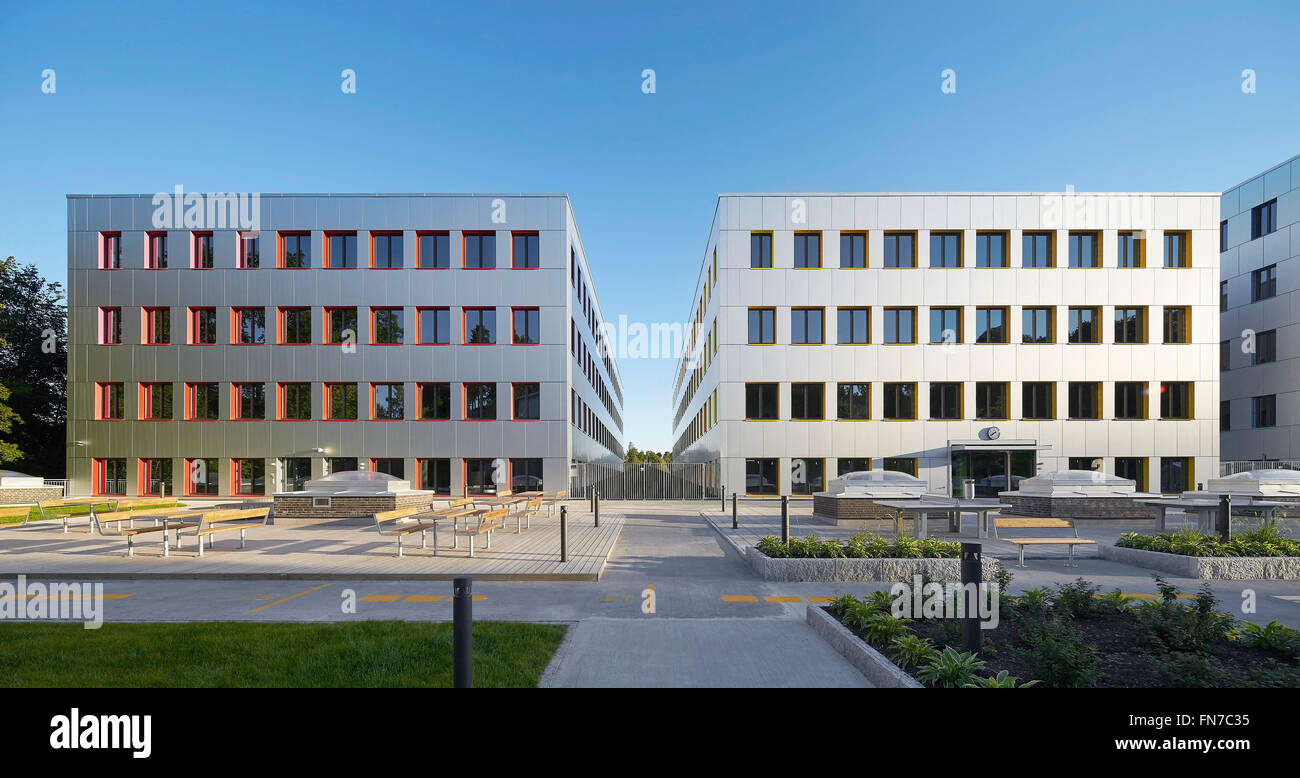 Gebäude-Höhe mit angelegten Ansatz und Sitzbereich im Freien. Oslo Krebs Cluster (OCCI), Oslo, Norwegen. Architekt: dunkel Stockfoto