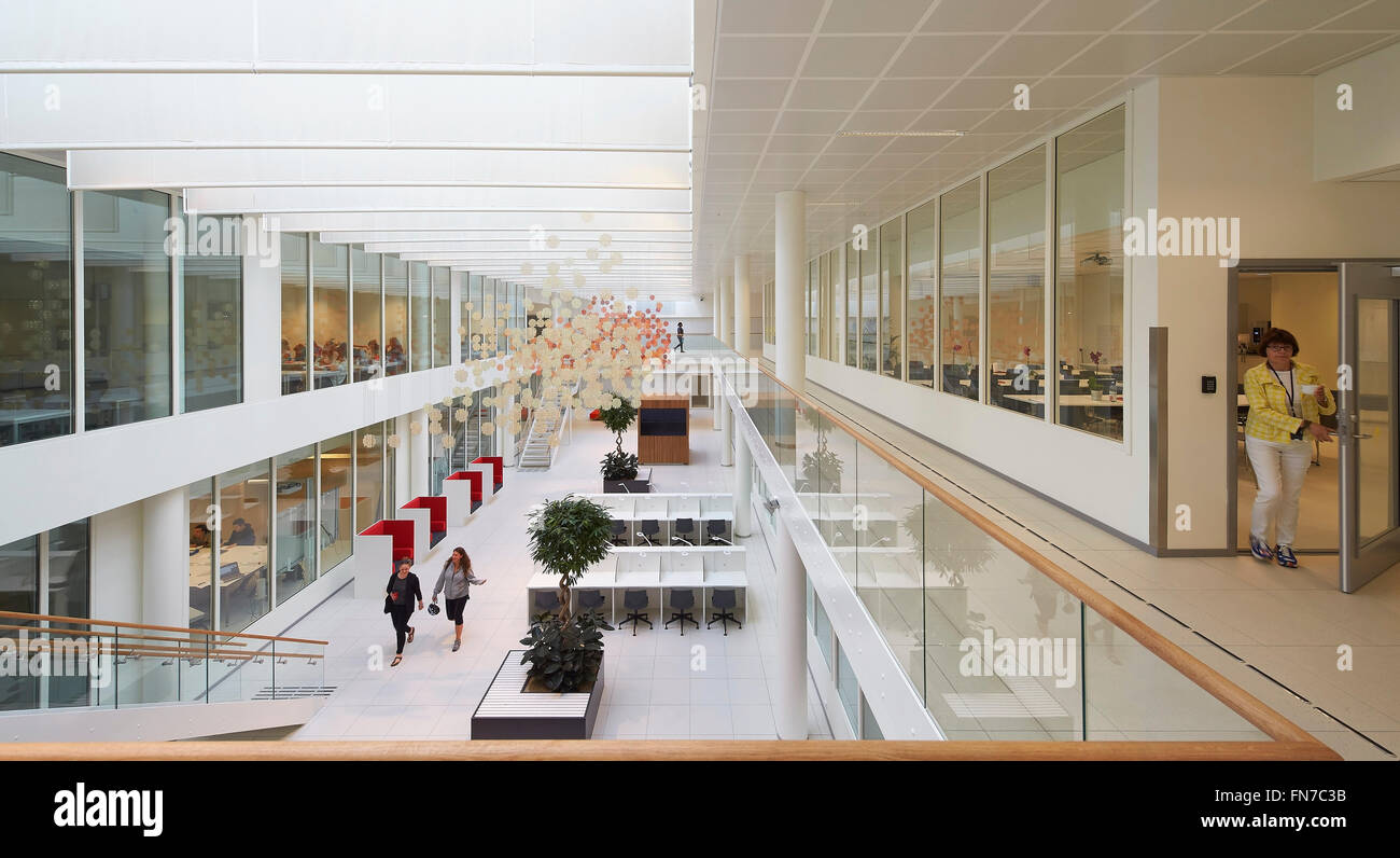 Eingangs-Foyer vom ersten Stock Galerie angesehen. Oslo Krebs Cluster (OCCI), Oslo, Norwegen. Architekt: Dunkle Arkitekter, 2015. Stockfoto