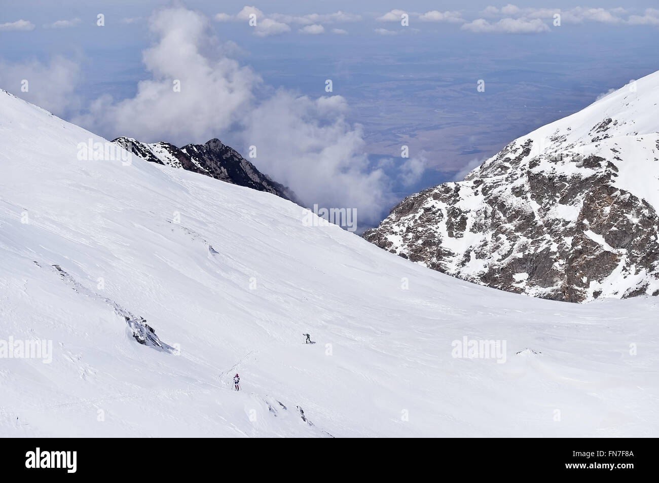 Skibergsteiger konkurrieren während der Ski Mountaineering Bundeswettbewerb im Fagaras-Gebirge in Rumänien Stockfoto