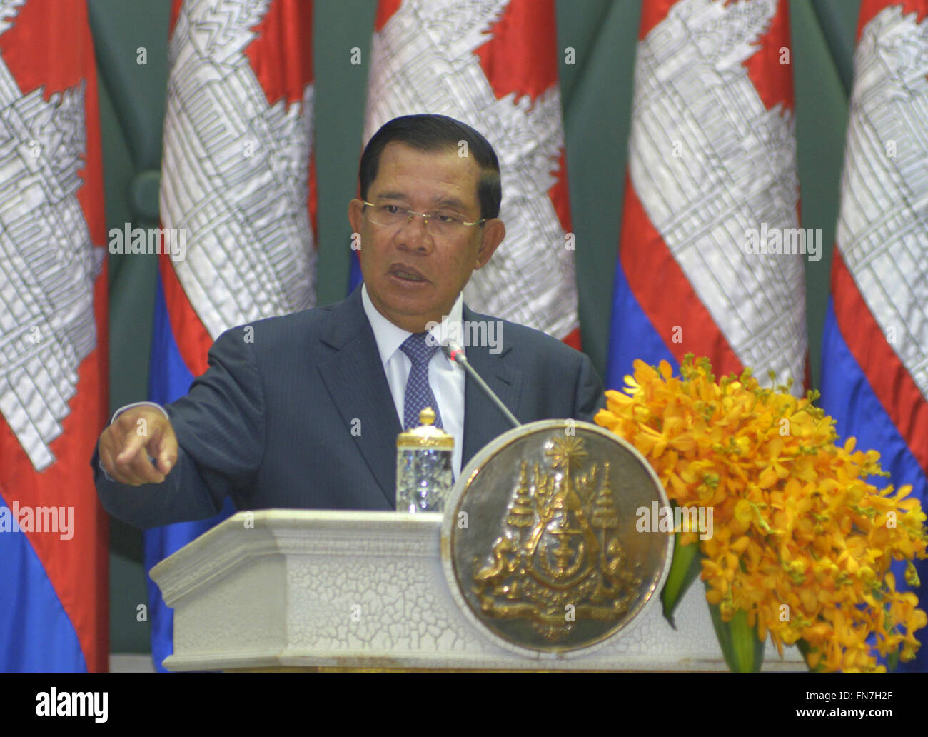 Phnom Penh, Kambodscha. 14. März 2016. Kambodschanische Premierminister Hun Sen spricht bei der Eröffnungsfeier eine Mikrofinanz-Konferenz in Phnom Penh, Kambodscha, 14. März 2016. Kambodschanische Premierminister Hun Sen warnt am Montag Politiker zu verhaften, die über den Schuldenerlass für die Bank Kreditnehmer, sagen, dass sie betrogen werden, Menschen aus der Stimmzettel vor den anstehenden Wahlen zu propagieren. Bildnachweis: Sovannara/Xinhua/Alamy Live-Nachrichten Stockfoto