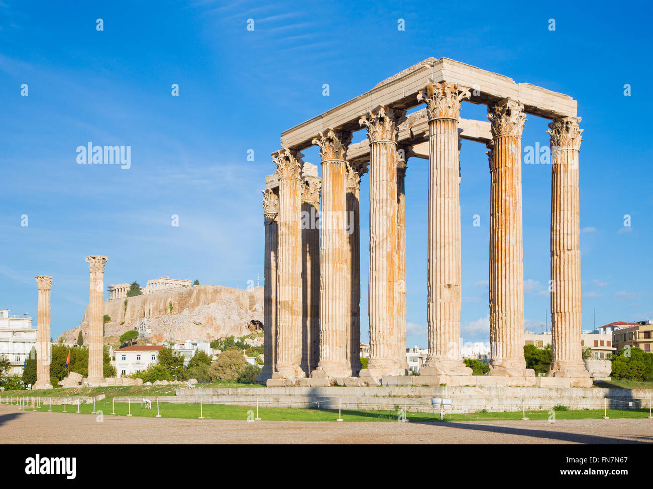 Athen - der Olympieion in Morgen-Dämmerung und der Akropolis im Hintergrund Stockfoto
