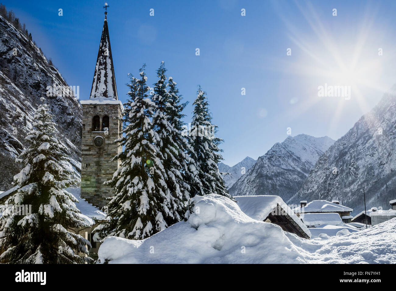 Idyllische Winterlandschaft in den Alpen Stockfoto